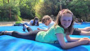 uczennice na suchym basenie