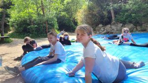 uczniowie na suchym basenie