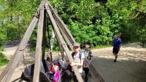 uczeń na gumowej huśtawce