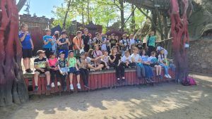 wspólne zdjęcie uczniów uczestniczących w wycieczce