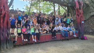 wspólne zdjęcie uczniów uczestniczących w wycieczce