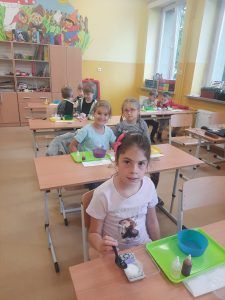 uczniowie podczas warsztatów z Krainą Eksperymentu