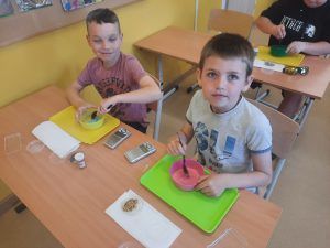 Chłopcy mieszają składniki na mydełko