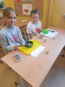 Dziewczynki przygotowują kolorowe mydełka