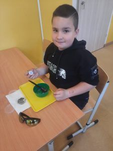 Chłopiec miesza składniki mydełka