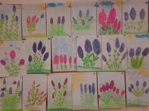 Prace plastyczne dzieci, przedstawiające hiacynty