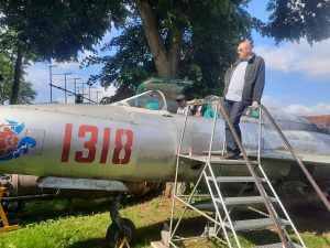 uczeń w samolocie wojskowym