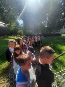 kolejka dzieci czekających na wejście do samolotu