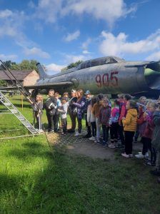 kolejka dzieci czekających na wejście do samolotu