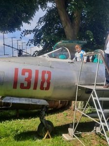 uczeń w samolocie wojskowym