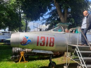 uczeń w samolocie wojskowym