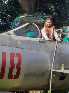 uczennica w samolocie wojskowym