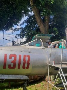 uczeń w samolocie wojskowym