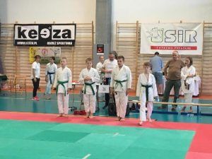 czterech zawodników przy macie