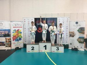 zawodnicy karate na podium