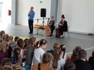 artystki na scenie przed uczniami