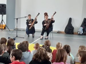 artystki grające na bandurach