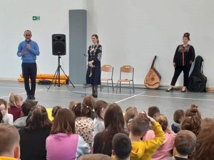 prezentacja wokalna jednej z artystek