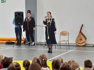 prezentacja wokalna jednej z artystek