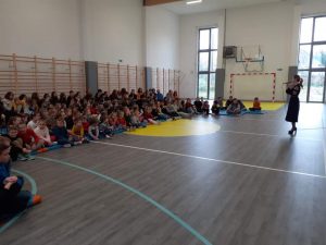 na zdjęciu gromada uczniów z całej szkoły