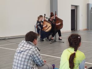 artystki grające na bandurach