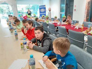 grupa uczniów podczas śniadania