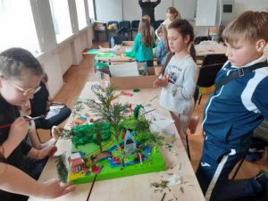 uczniowie przy wykonanej pracy