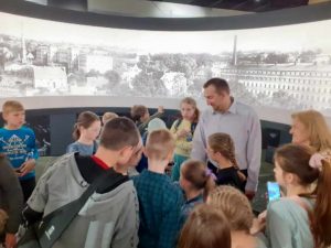 grupa uczniów obserwująca jakieś zjawisko