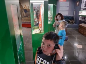 uczniowie przy lustrach