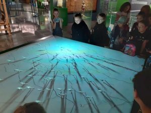 uczniowie obserwują makietę