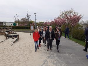 spacerująca grupa uczniów