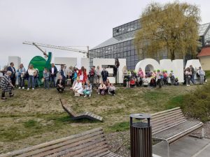 uczniowie przed Palmiarnią w Zielonej Górze
