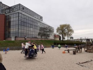 uczniowie na placu zabaw