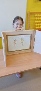 Na zdjęciu widać ilustracje do bajki wykonane przez uczniów