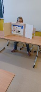 Na zdjęciu widać ilustracje do bajki wykonane przez uczniów