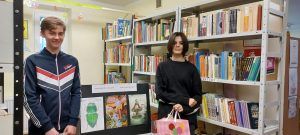 Uczennica klasy 7 przy swojej pracy plastycznej na konkurs o owadach