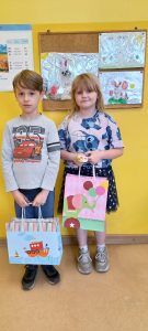 Na zdjęciu widać uczniów z nagrodami za konkurs plastyczny