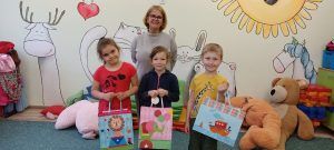 Na zdjęciu widać uczniów z nagrodami za konkurs plastyczny