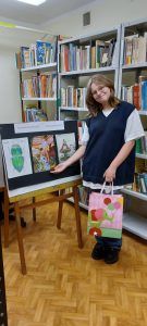 Uczennica klasy 8 przy swojej pracy plastycznej