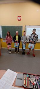 Na zdjęciu widać uczniów z nagrodami za konkurs plastyczny