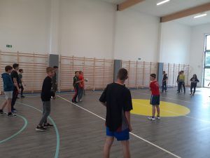 uczniowie drużyny przeciwnej złapali piłkę