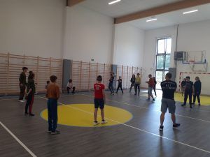 uczniowie drużyny przeciwnej oczekują na rzut piłki