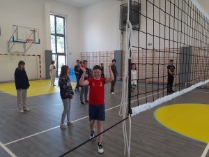 uczniowie przygotowani do gry w ringo