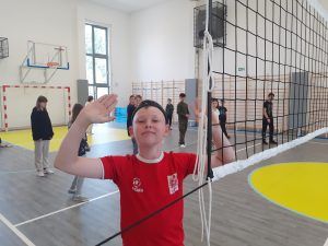 uśmiechnięty uczeń przy siatce do ringo