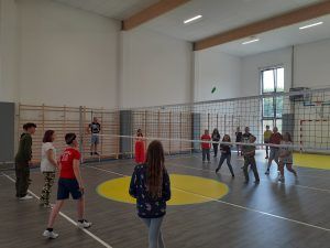 uczniowie przerzucają ringo przez siatkę