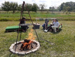 trzy uczennice przy ognisku