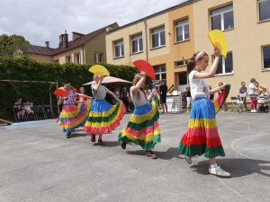 uczennice tańczą w kolorowych spódnicach