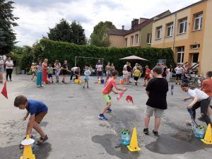 uczniowie w turnieju rodzinnym