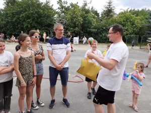 dyrektor wręcza nagrodę zwycięzcom