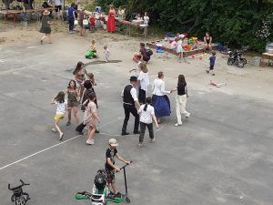 uczniowie w tańcu ludowym